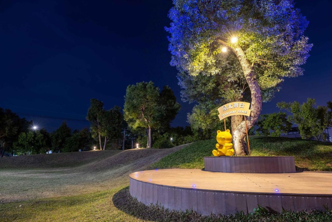Hsin Hotel 嘉義市 エクステリア 写真 The Golden Monkey statue at the entrance of the park